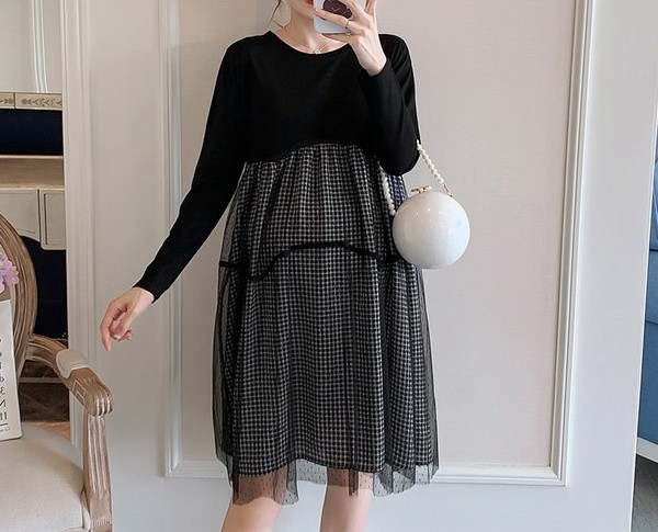 Aktualan ženski model haljine ovalnog izreza za trudnice