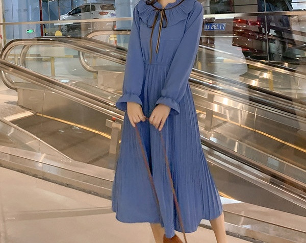 Elegantna duga haljina s vezama i dugim rukavima za trudnice