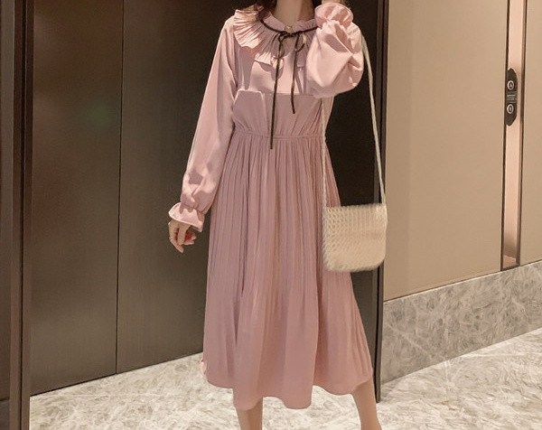 Elegantna duga haljina s vezama i dugim rukavima za trudnice