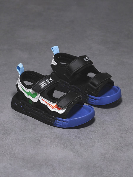 Dječje ležerne sandale sa naljepnicama u crno-bijeloj boji