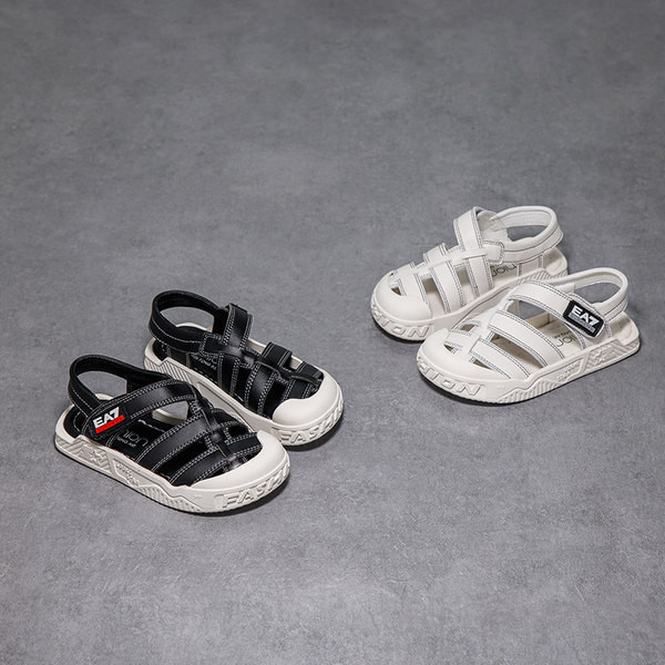 Dječje sandale sa zakrpama u crno-bijeloj boji sa ravnim potplatom