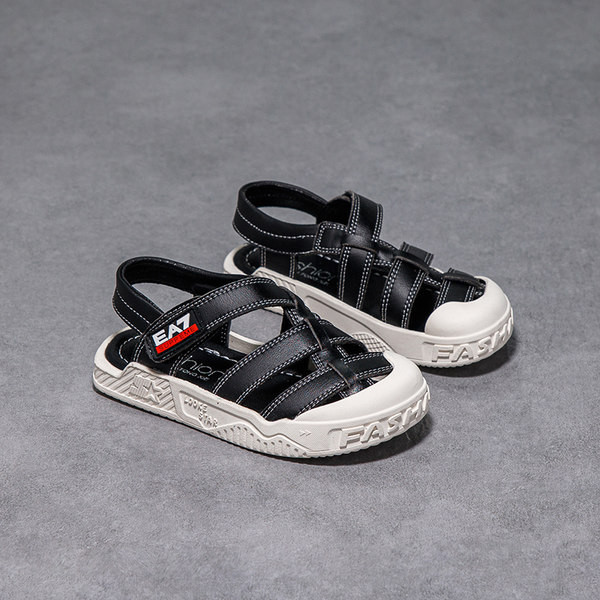 Dječje sandale sa zakrpama u crno-bijeloj boji sa ravnim potplatom