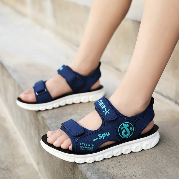 Ljetne sandale za dječake s natpisima i grubim potplatom