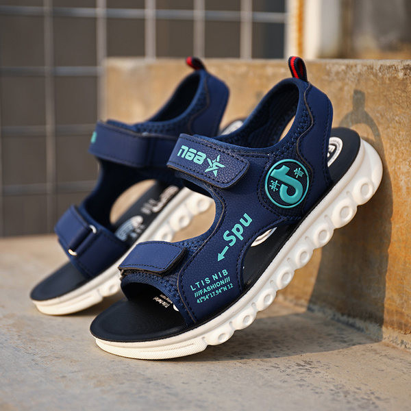 Ljetne sandale za dječake s natpisima i grubim potplatom