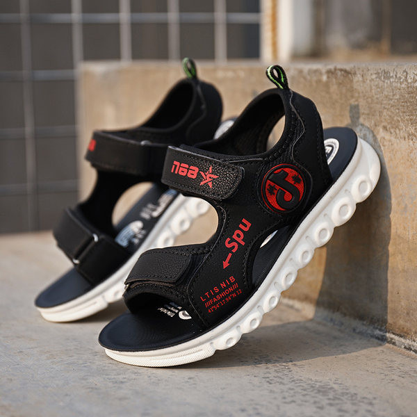 Ljetne sandale za dječake s natpisima i grubim potplatom