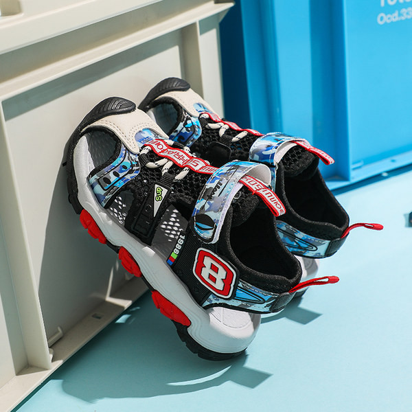 Dječje sandale s mrežicom i naljepnicama za dječake