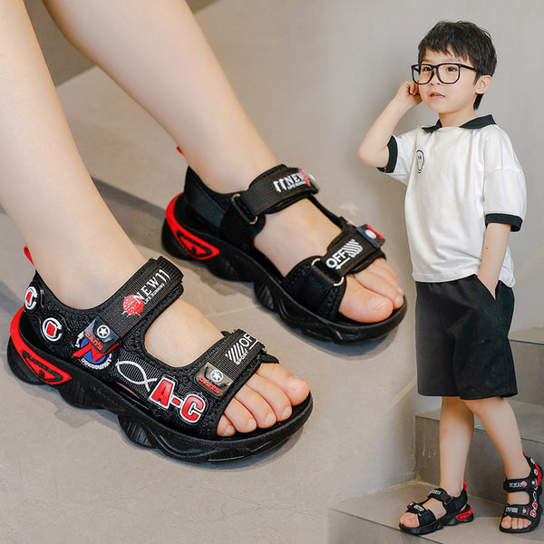 Moderne ljetne sandale za dječake s naljepnicama i šarenim aplikacijama