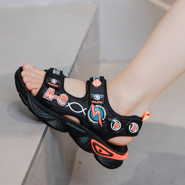 Moderne ljetne sandale za dječake s naljepnicama i šarenim aplikacijama