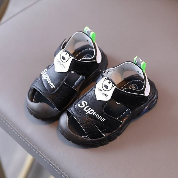 Novi model dječjih kožnih sandala sa naljepnicama i natpisom - unisex model