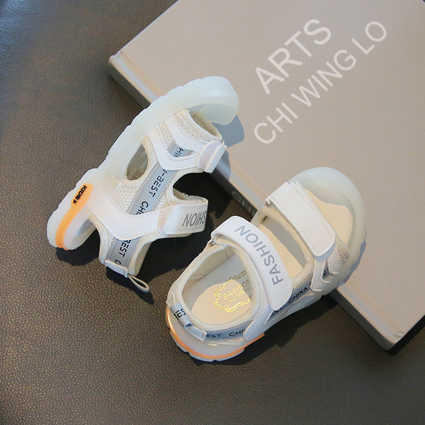 Novi model dječjih sandala za dječake sa protukliznim đonom i natpisima