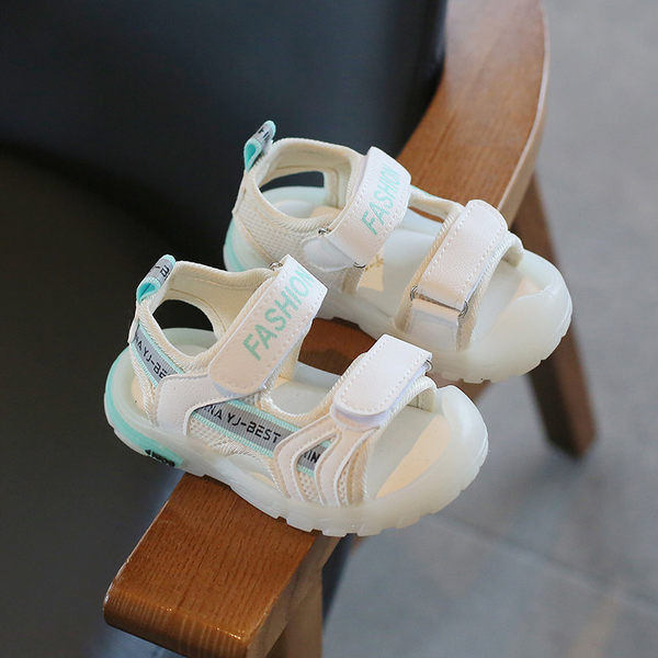 Novi model dječjih sandala za dječake sa protukliznim đonom i natpisima