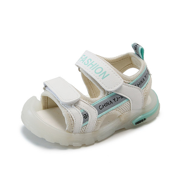 Novi model dječjih sandala za dječake sa protukliznim đonom i natpisima