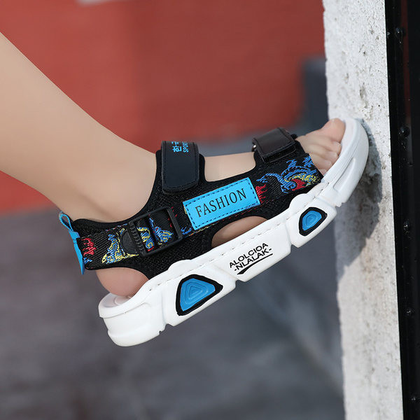 Ležerne sandale s printom u boji i kopčanjem na čičak