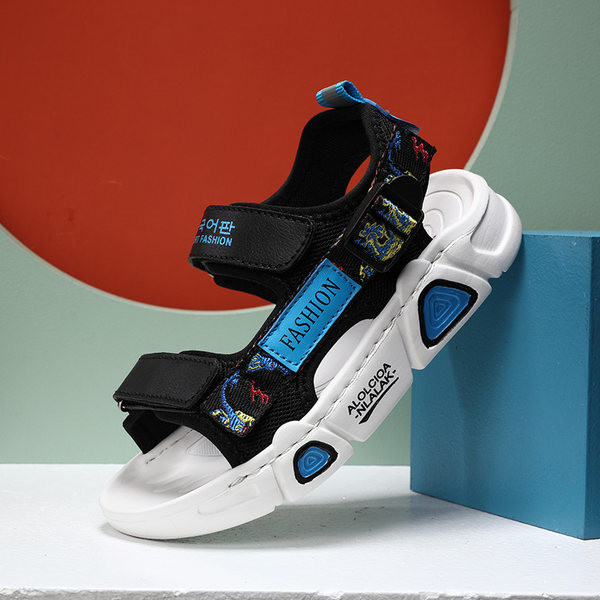 Ležerne sandale s printom u boji i kopčanjem na čičak