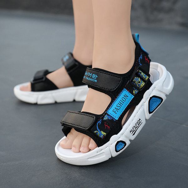 Ležerne sandale s printom u boji i kopčanjem na čičak