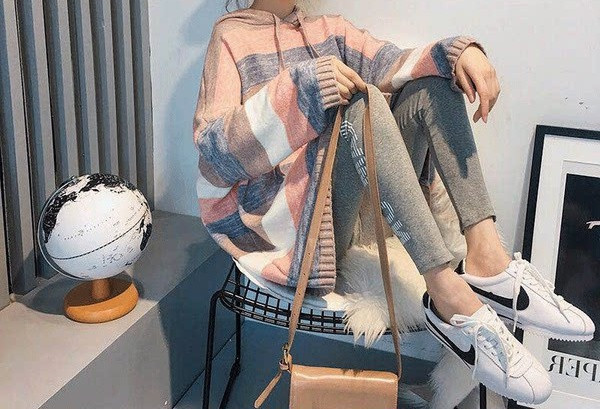 Moteriška šiuolaikiška dryžuota palaidinė su gobtuvu nėščiosioms