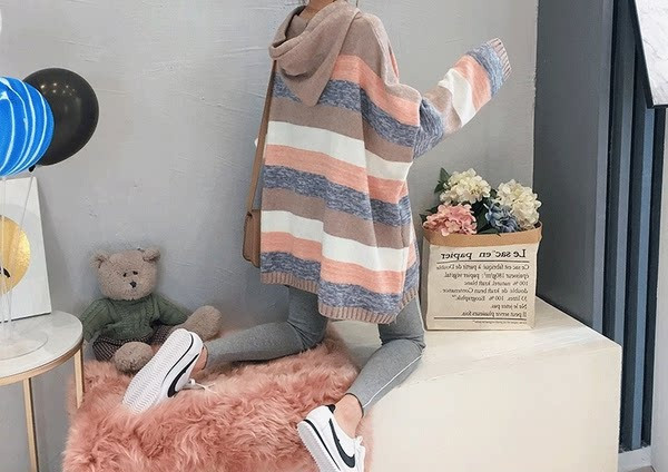 Moteriška šiuolaikiška dryžuota palaidinė su gobtuvu nėščiosioms