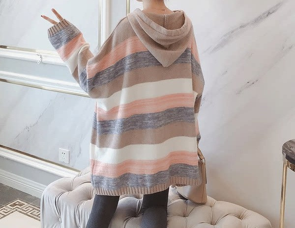 Moteriška šiuolaikiška dryžuota palaidinė su gobtuvu nėščiosioms