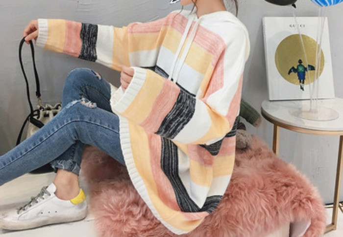 Moteriška šiuolaikiška dryžuota palaidinė su gobtuvu nėščiosioms