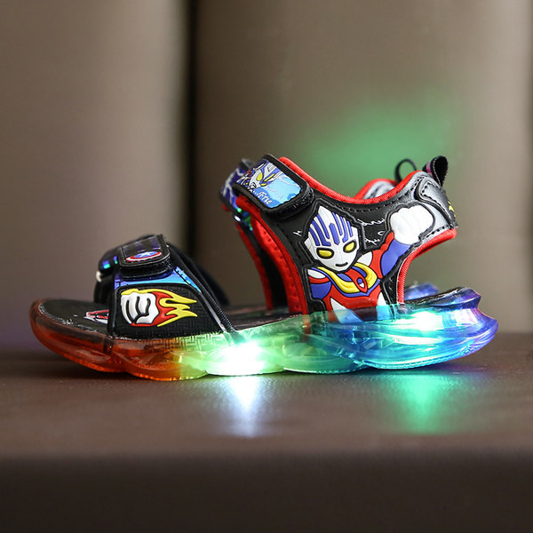 Moderne sandale za dječake s aplikacijama u boji i svjetlećim potplatom