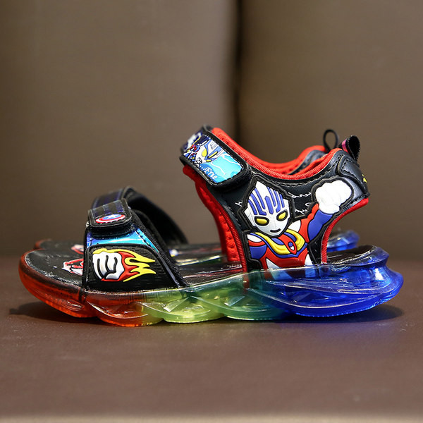 Moderne sandale za dječake s aplikacijama u boji i svjetlećim potplatom