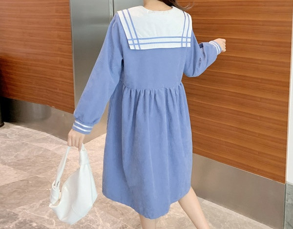 Izrezani model ženske haljine s gumbima za trudnice