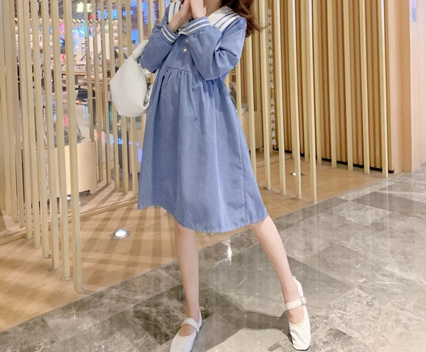 Izrezani model ženske haljine s gumbima za trudnice