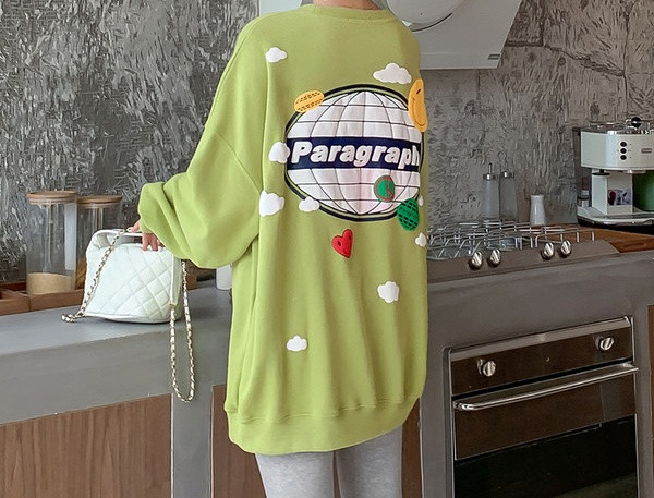 Široki model ženske bluze sa ovalnim izrezom za trudnice