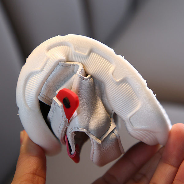 Dječje kožne sandale s ravnim potplatom i zakrpama