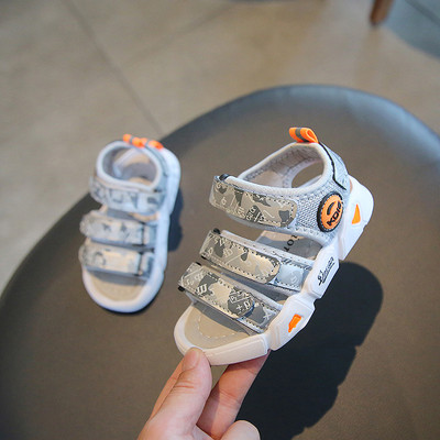 Παιδικά σανδάλια καμουφλάζ με επίπεδη σόλα και στερέωση velcro