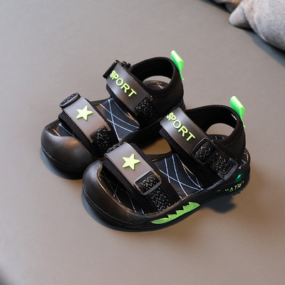 Crne dječje sandale s naljepnicama za dječake