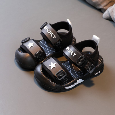 Crne dječje sandale s naljepnicama za dječake