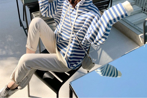 Moderna ženska bluza na pruge s kapuljačom za trudnice