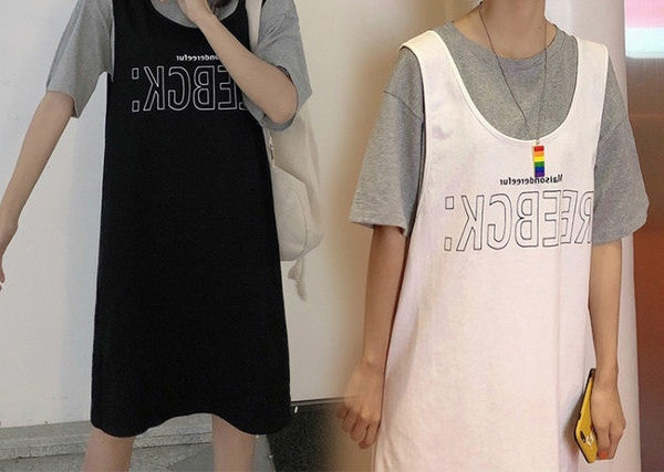 Moteriška laisvalaikio suknelė su užrašu ir ovalia iškirpte nėščiosioms