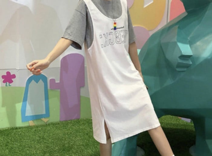 Moteriška laisvalaikio suknelė su užrašu ir ovalia iškirpte nėščiosioms