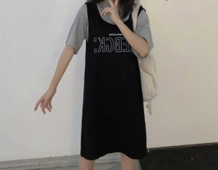 Moteriška laisvalaikio suknelė su užrašu ir ovalia iškirpte nėščiosioms