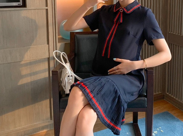 Elegantna kratka široka haljina za trudnice