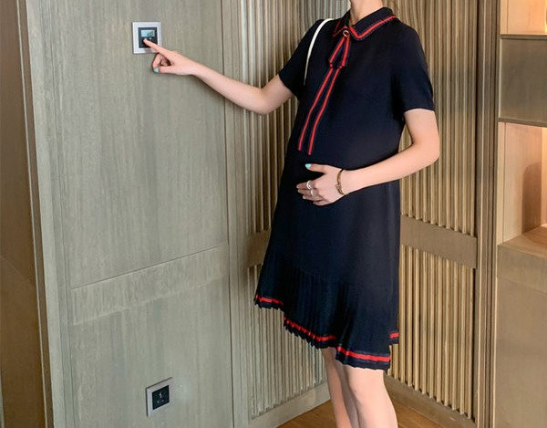 Stilinga trumpa plati suknelė nėščiosioms