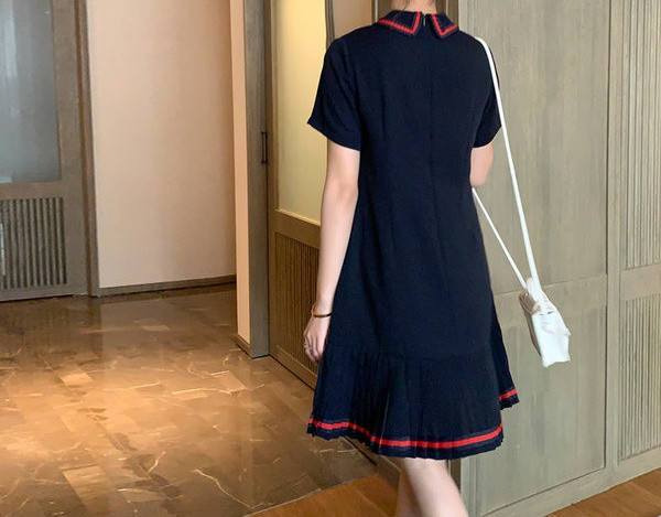 Stilinga trumpa plati suknelė nėščiosioms