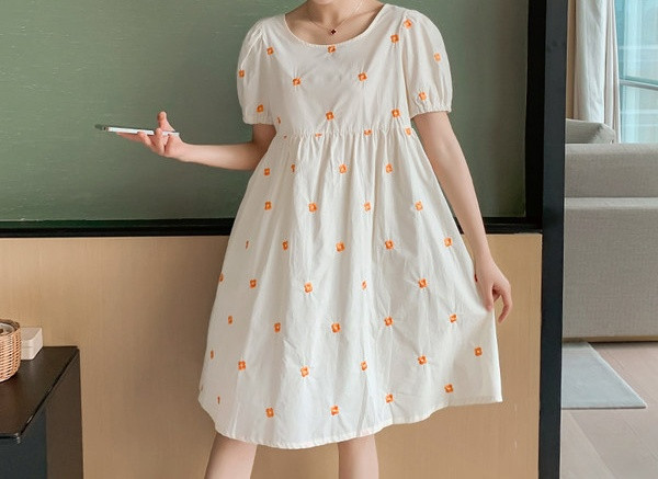 Κομψό γυναικείο κοντό φόρεμα με οβάλ λαιμόκοψη και κοντά μανίκια για εγκύους