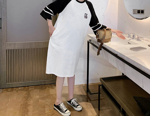 Laisvalaikio moteriškos suknelės tiesus modelis su ovalia iškirpte nėščiosioms