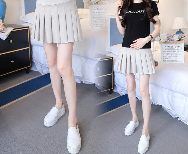 Modernus moteriškas trumpas sijonas nėščiosioms