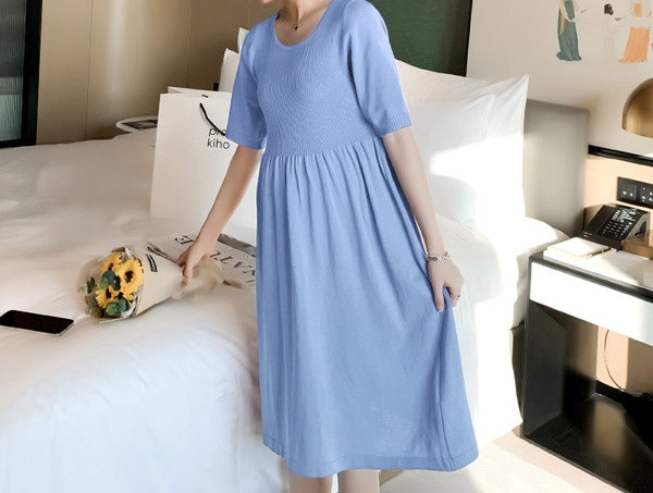 Jednobojni ženski model haljine s ovalnim izrezom za trudnice