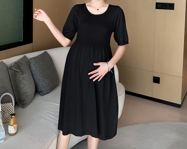 Jednobojni ženski model haljine s ovalnim izrezom za trudnice