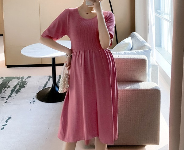 Jednobojni ženski model haljine s ovalnim izrezom za trudnice