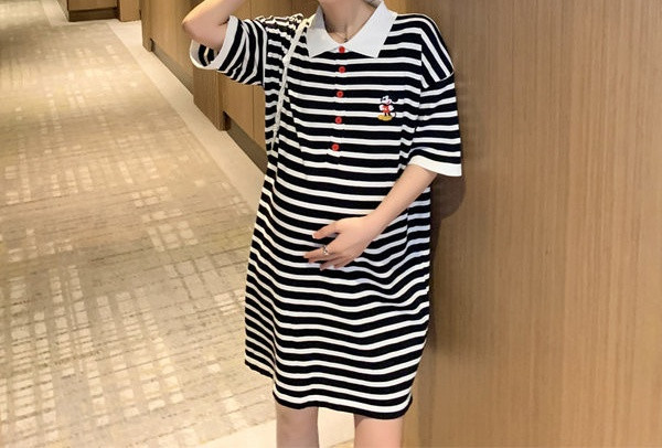 Ženska haljina na dugmad u dva modela za trudnice