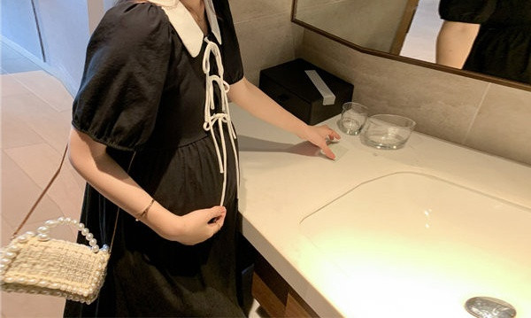 Široki model ženske haljine na vezenje za trudnice