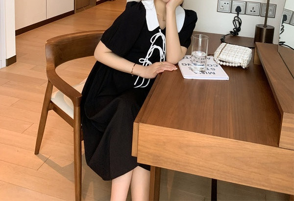 Široki model ženske haljine na vezenje za trudnice