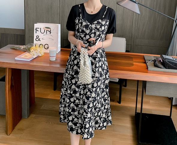 Moderna haljina s prorezom i kratkim rukavima za trudnice