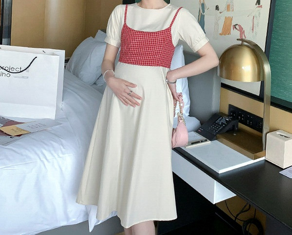 Izrezani model ženske haljine s ovalnim izrezom za trudnice